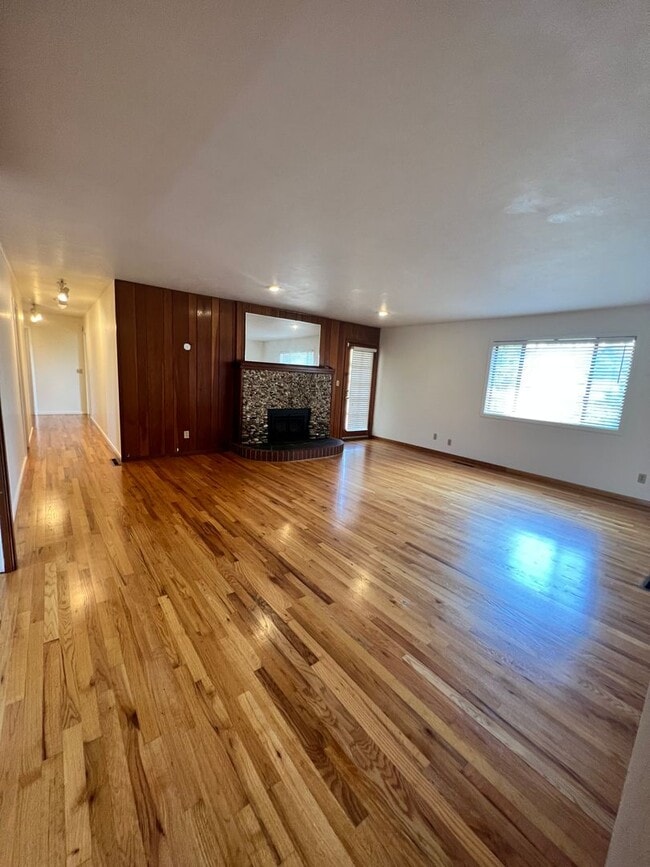 Building Photo - 2 Bedroom Blue Lake House with extra Loft Space!