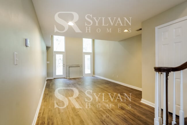 Building Photo - Your dream home awaits