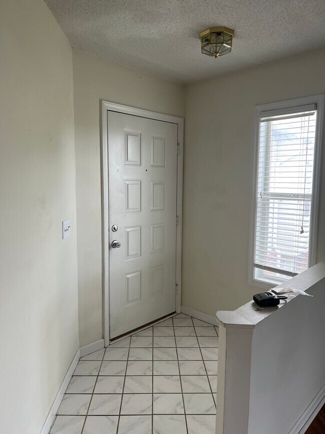 Building Photo - Breezewood Condo, 2 Brd/2bath, center of W...