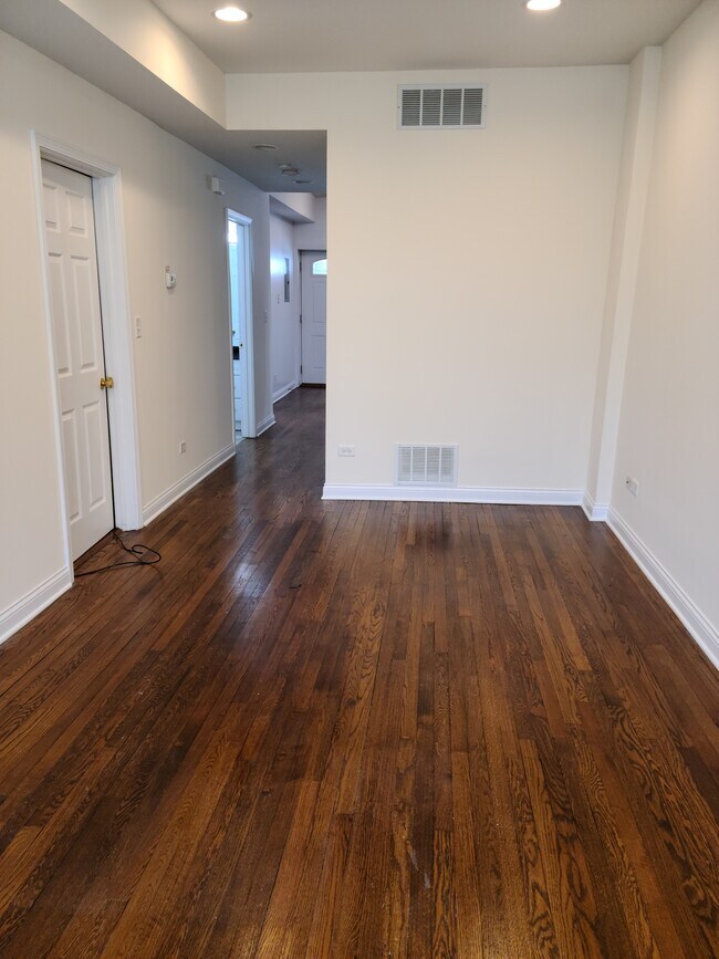 Building Photo - 3312 N Lawndale Ave
