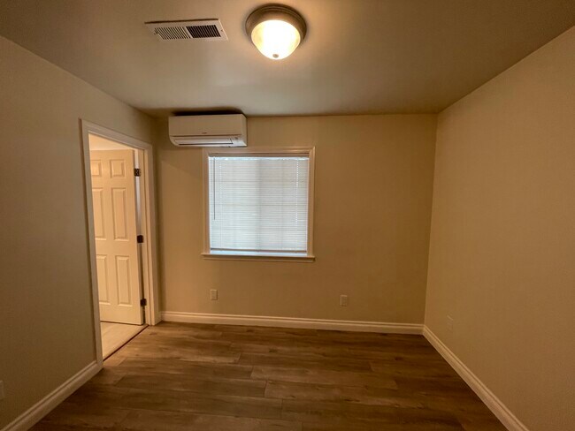 Building Photo - 986 Diana Ave