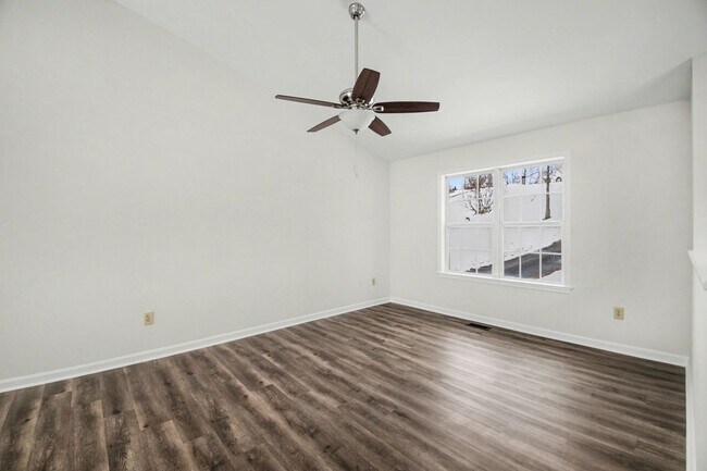 Foto del edificio - AVAILABLE NOW-3 Bedroom Split foyer in Stafford