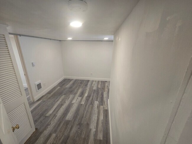 Foto del edificio - AVAILABLE!