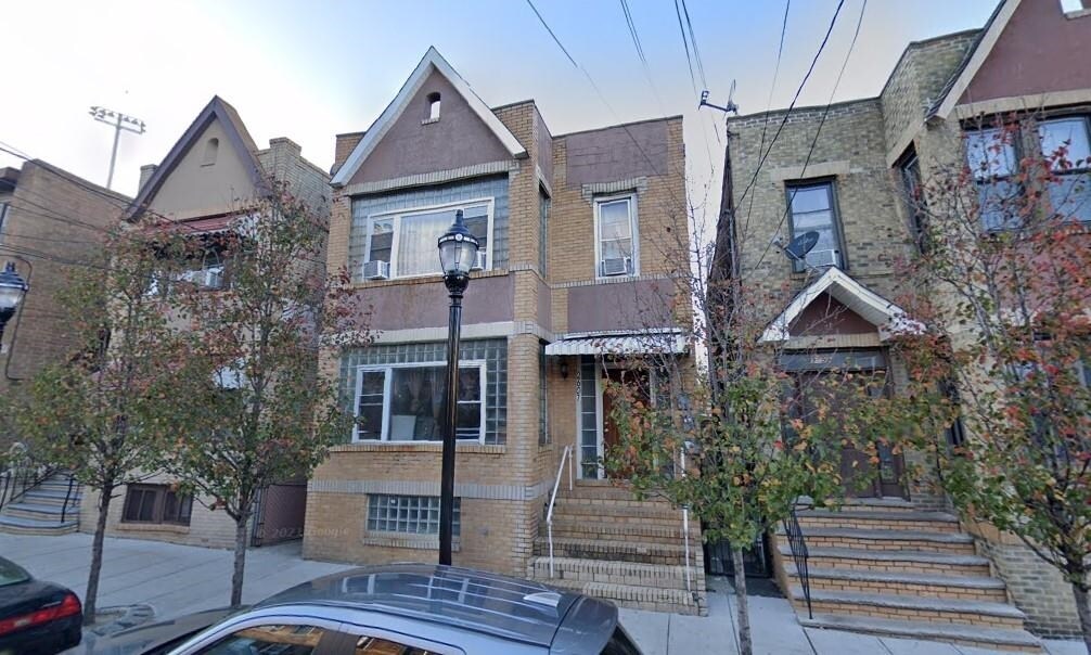 Primary Photo - 2607 Summit Ave