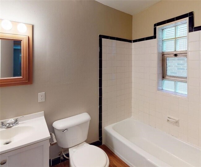 Foto del edificio - 1335 W Wood St