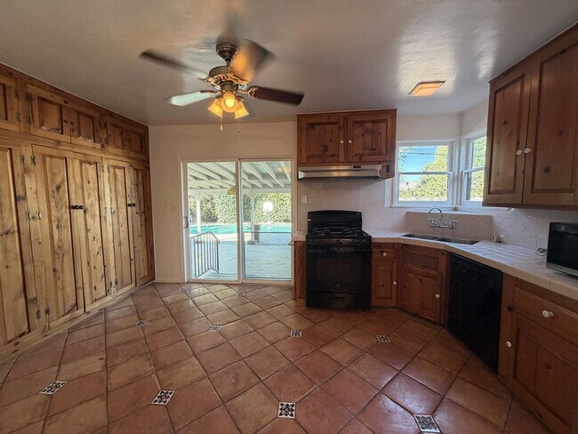 Foto del edificio - Charming 3BD Pool Home in Van Nuys | 2-Car Garage + Washer/Dryer + Central A/C
