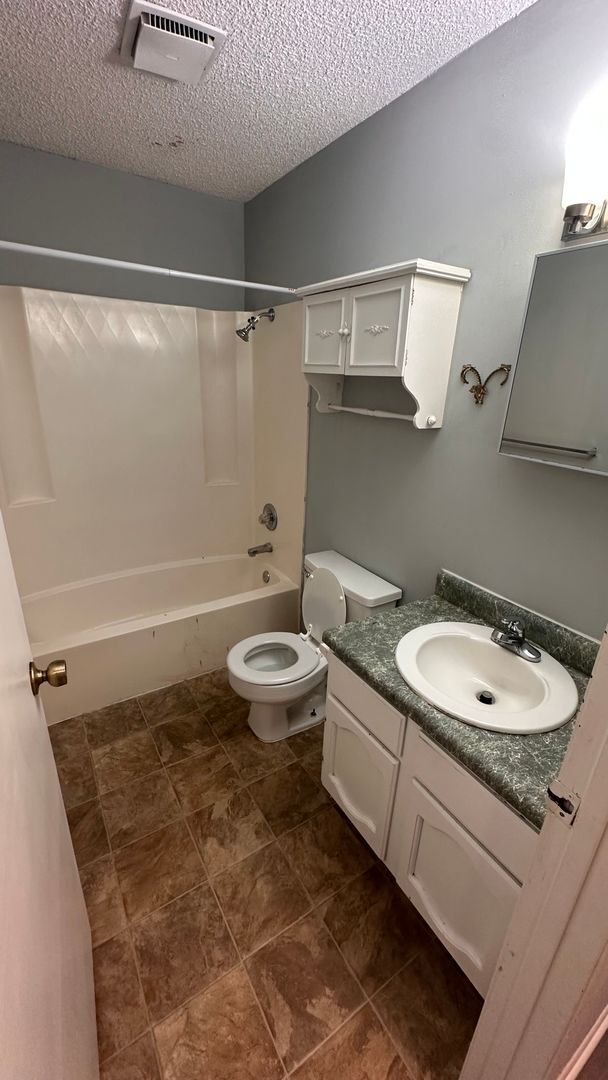 Foto del edificio - $775 - 2 bed 1 bath - Second floor Apartment