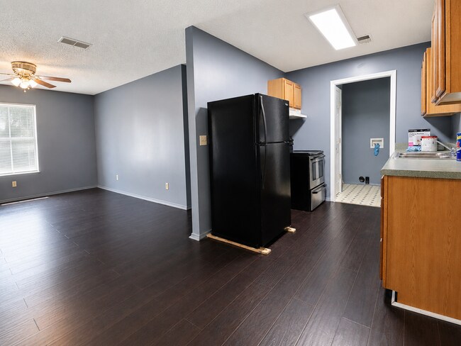 Building Photo - Move-in Special: Receive a $300 gas card with approved application and signed lease.-3 Bedroom 2 ...