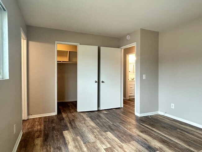 Building Photo - $$ 1,000 $$ OFF First Months RENT !!!!!! 2 bed - 2 bath unit Ready to rent!