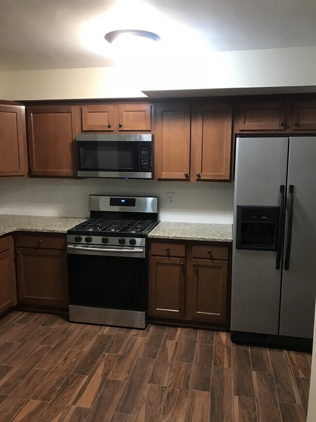 Building Photo - Amazing 4 Bedroom 2 Bath Home in South St....