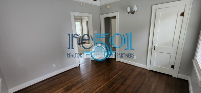 Building Photo - Great Find In The Heights!!!!!