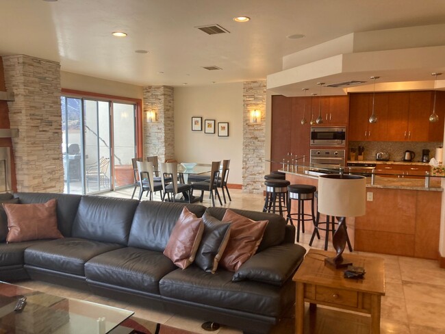 Building Photo - Fully Furnished 2 Bed 2 Bath rental on Mai...