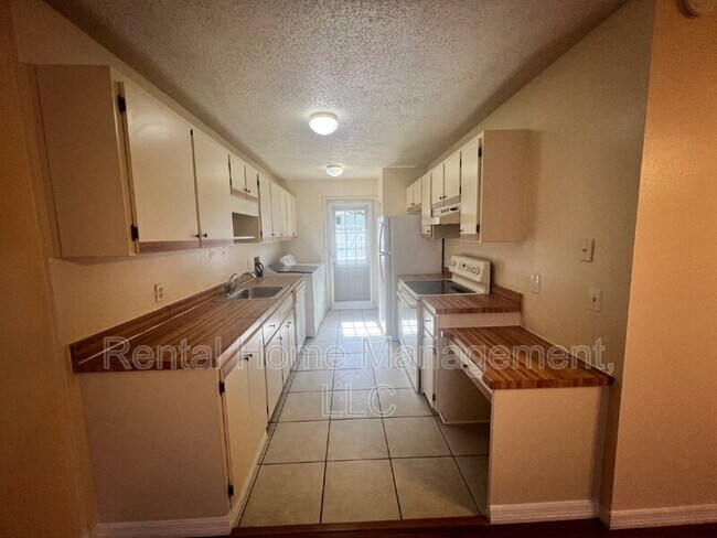 Building Photo - 343 E Rosewood Ln