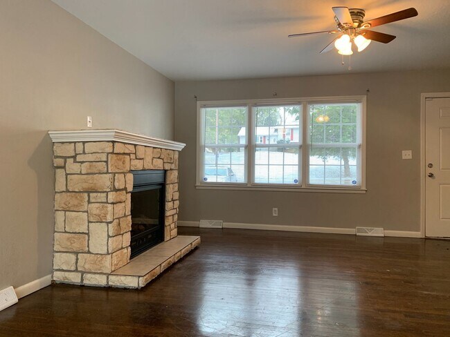 Building Photo - Large 4Bed/2Bath +Flex Space 2050sqft with...