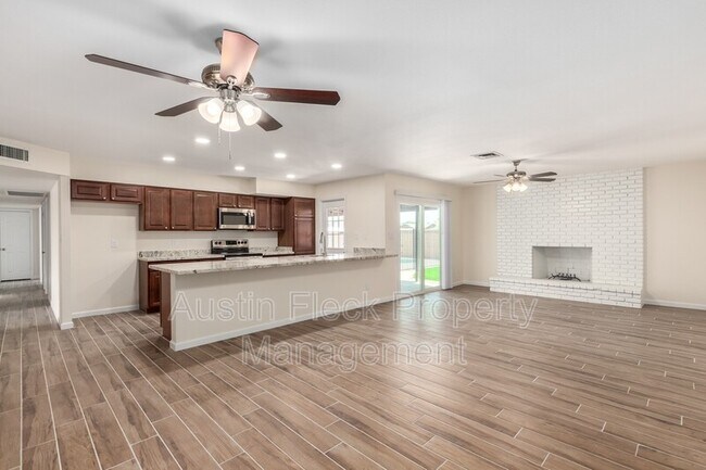 Building Photo - 2427 E La Jolla Dr