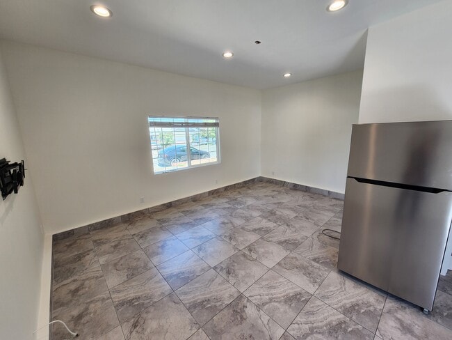 Building Photo - 9852 Cabanas Ave