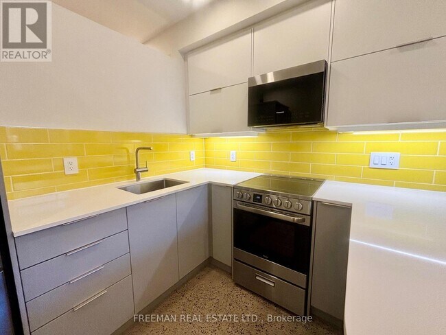 Building Photo - 122 Pendrith St