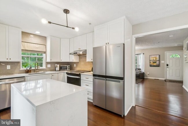 Building Photo - 9525 Oakhurst Dr