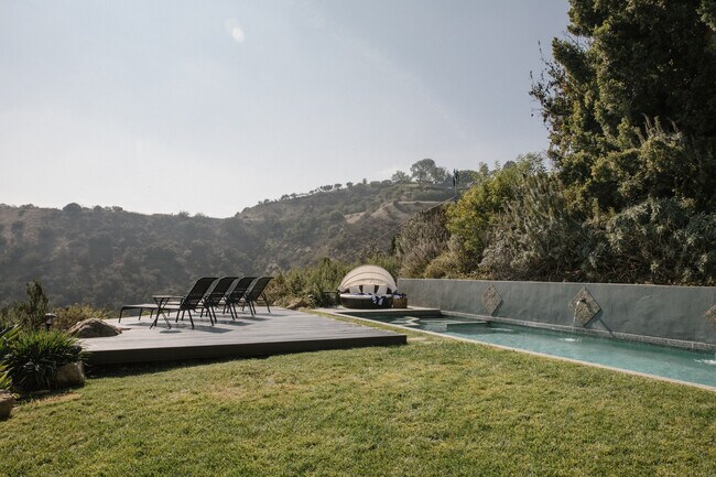 Patio con piscina de entrenamiento - 2525 Carman Crest Dr