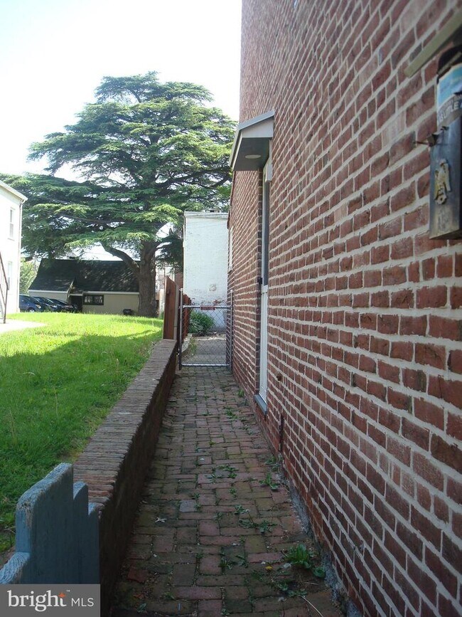 Building Photo - 123 S Church St