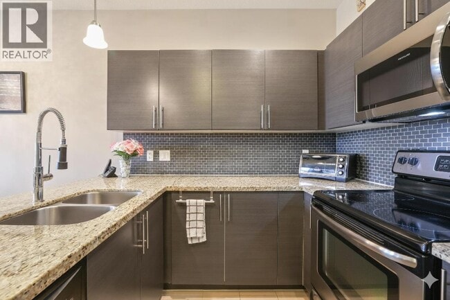 Building Photo - 2239 Kingsway