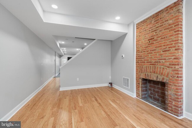 Building Photo - 1613 N Spring St