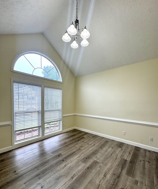 Building Photo - 675 Manor Glen Dr