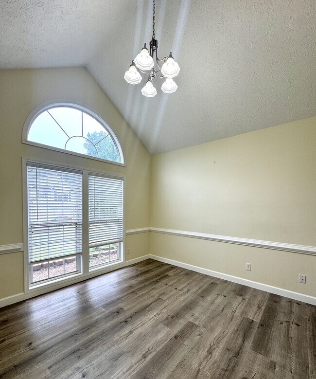 Foto del edificio - 675 Manor Glen Dr