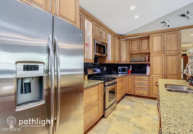 Building Photo - 3 br, 2 bath House - 1473 Laconia Drive W ...
