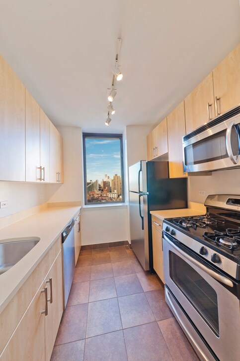 Building Photo - 520 W 43rd St