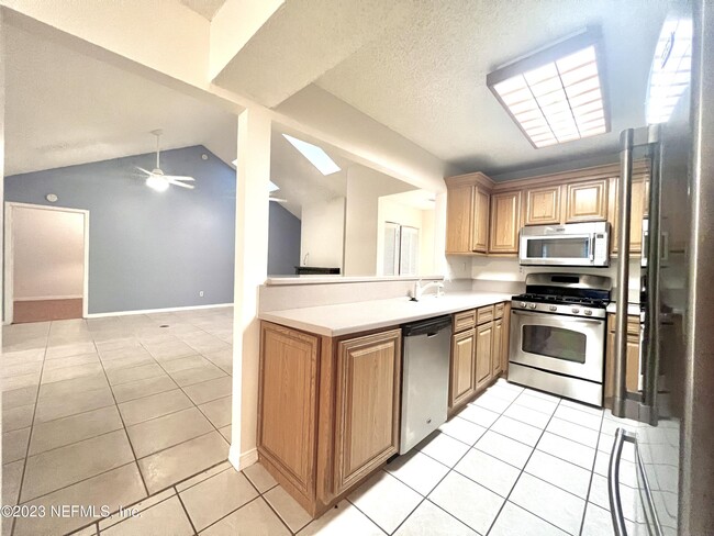 Building Photo - 108 N Lake Cir