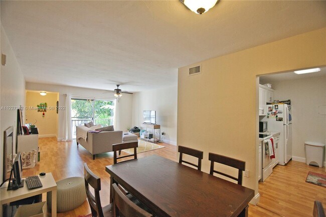 Building Photo - 9354 SW 77th Ave