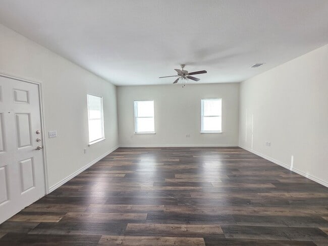 Building Photo - 3/2/2-AVAILABLE FOR LATE SEPT-EARLY OCT MOVE IN