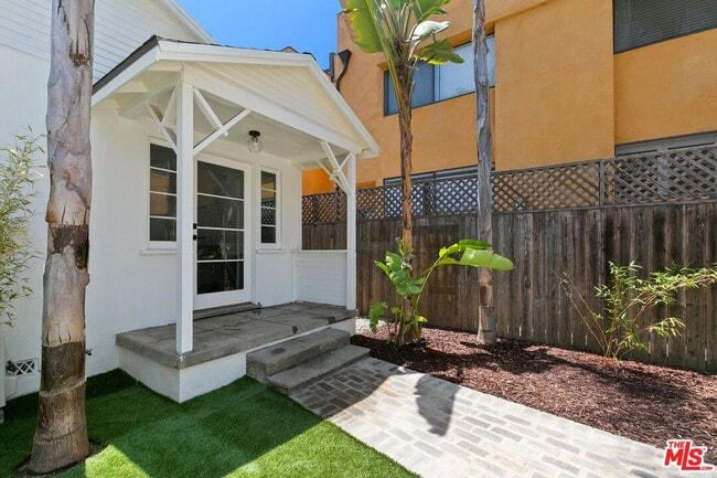 Building Photo - 1034 Bay St