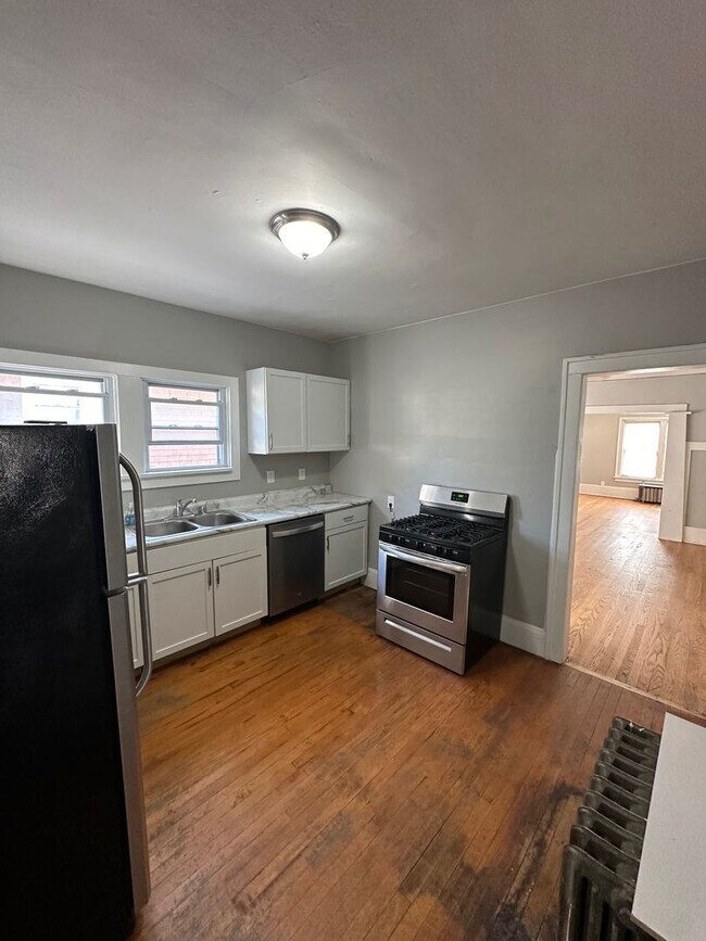 Foto del edificio - 4 Bedroom Near UWM Campus