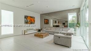 Building Photo - 6740 Northwest 106th Avenue, Doral, FL 331...