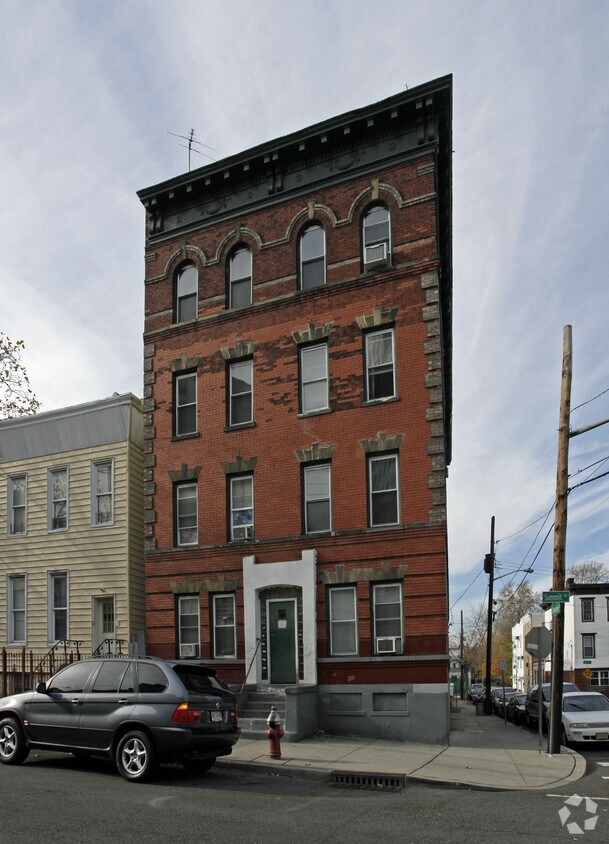 Primary Photo - 215 Summit Ave
