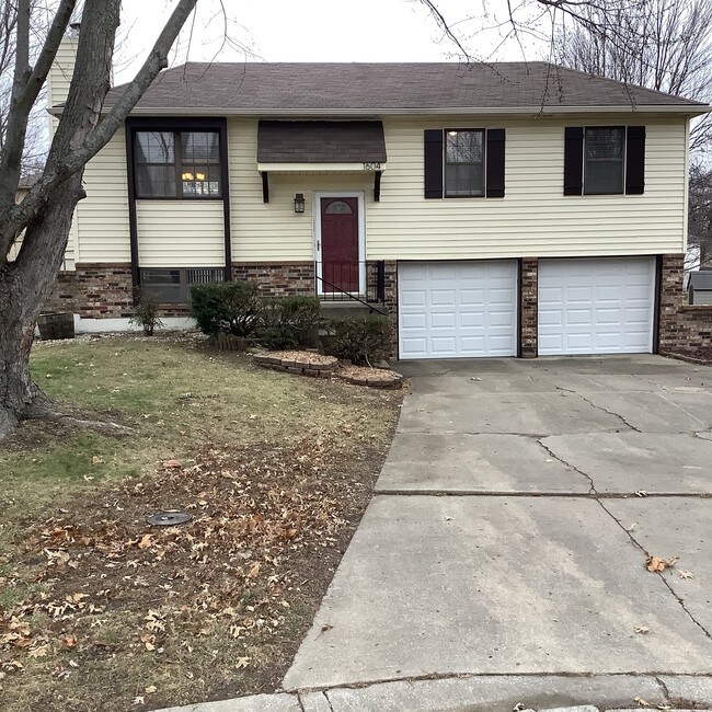 Building Photo - 1604 NW Amesbury Ct