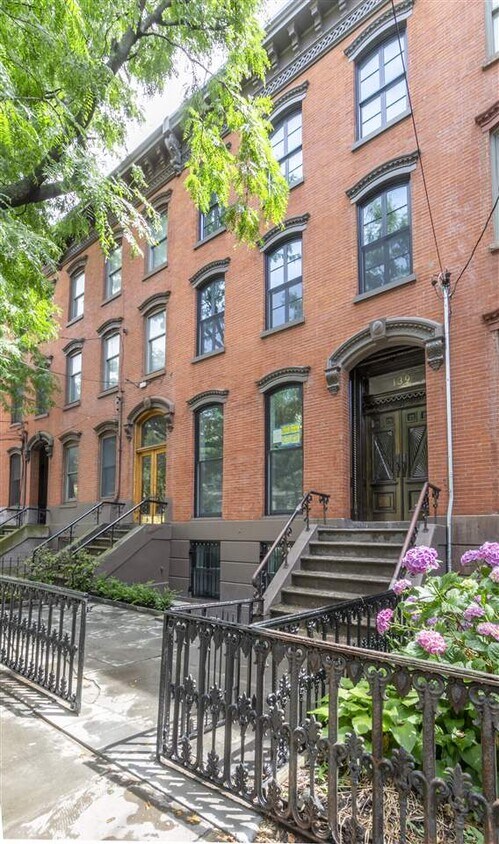 Primary Photo - 139 Grand St