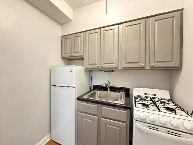 Building Photo - 843 W Leland Ave