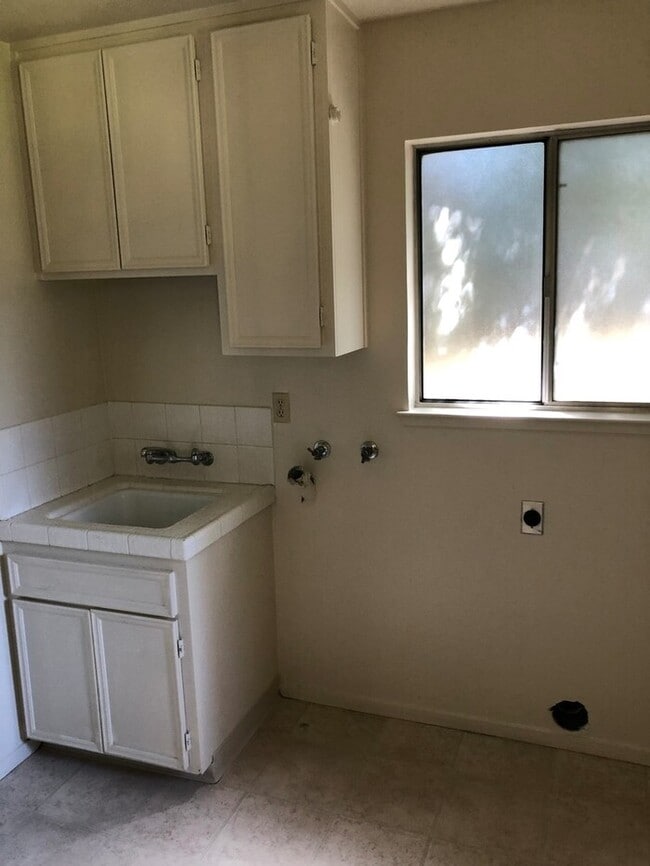 Foto del edificio - Modesto Single Story 4 Bedroom 2.5 Bath Home
