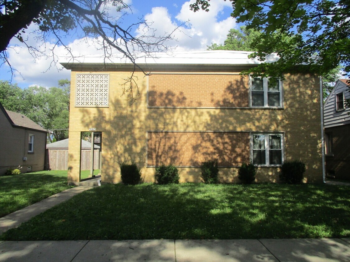 Front of building - 2005 S 16th Ave