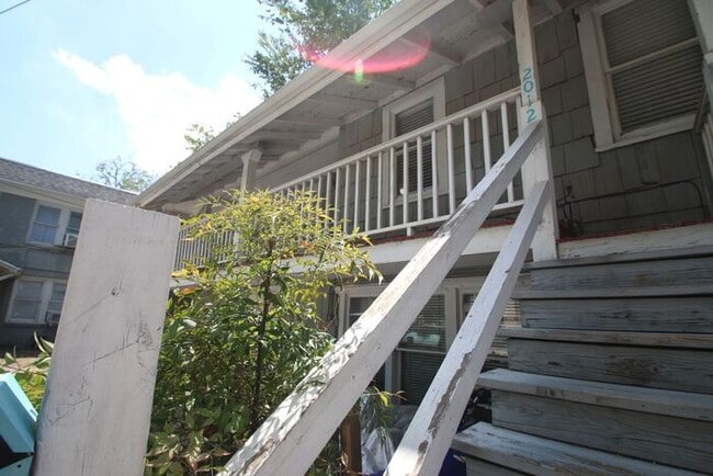 Building Photo - Simply the BEST! Adorable 1 Bedroom/1 Bath...