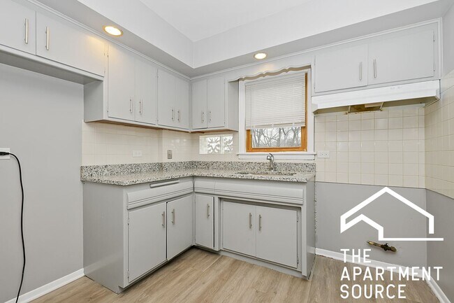 Building Photo - 1518 W 99th St
