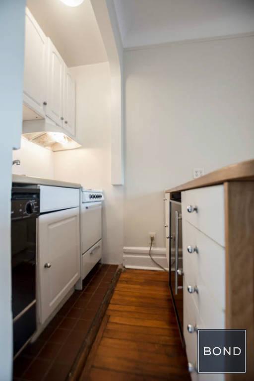 Building Photo - 310 W 92nd St