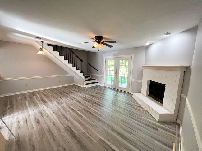 Living area - 715 Bay Park Dr