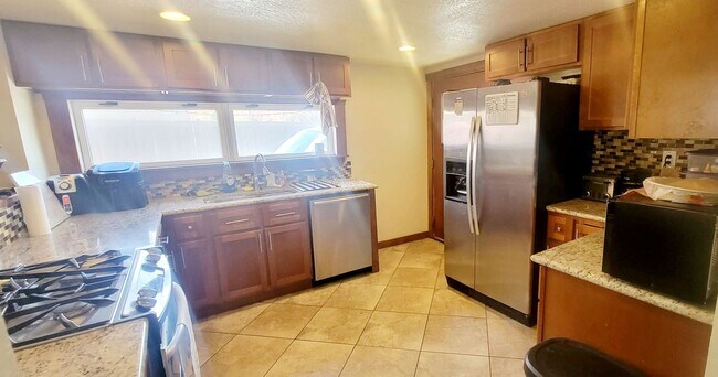 Foto del edificio - 5BD/3BA Home Near Pearl St, CU, Hiking, Park | Avail. August 2026 Pre-Lease