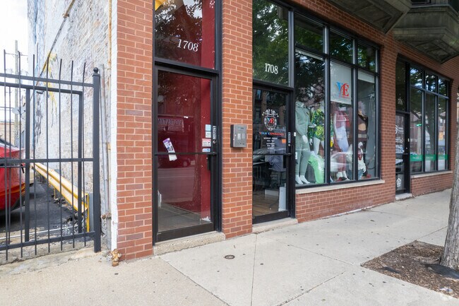Entrada - 1700-1708 W Chicago Ave