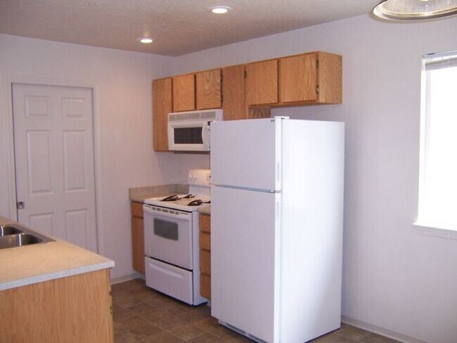 Building Photo - Pleasant duplex close to Greenbelt & State St