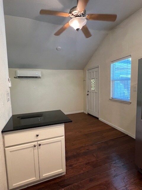 Foto del edificio - 1359 E 9th St
